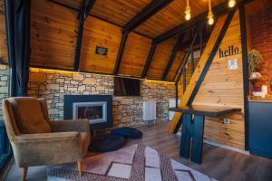 un soggiorno con sedia e camino di Tree Bungalov Maşukiye a Kartepe