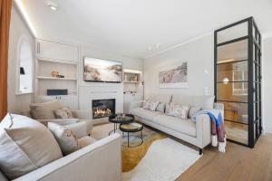 un salon avec un canapé et une cheminée dans l'établissement Gardenlodge 2, à List auf Sylt