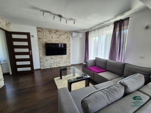 Televízia a/alebo spoločenská miestnosť v ubytovaní Apartamenty Maria