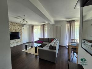 Televízia a/alebo spoločenská miestnosť v ubytovaní Apartamenty Maria