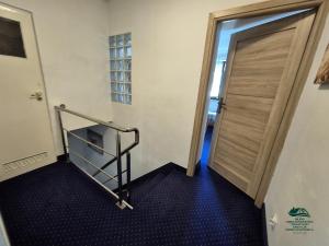 Televízia a/alebo spoločenská miestnosť v ubytovaní Apartamenty Maria