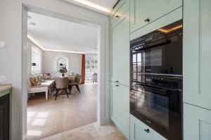 une cuisine avec une porte ouverte sur une salle à manger dans l'établissement Gardenlodge 2, à List auf Sylt
