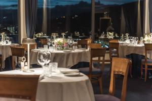 Restoran või mõni muu söögikoht majutusasutuses Hotel Vis à Vis