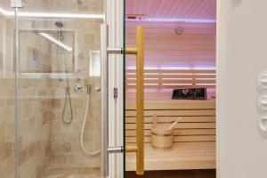 une salle de bain avec douche et porte vitrée dans l'établissement Gardenlodge 2, à List auf Sylt 28 autres photos