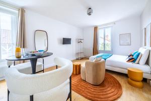 een slaapkamer met een bed, een tafel en stoelen bij Magnifique studio proche de la capitale in Issy-les-Moulineaux