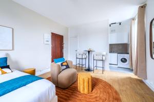 een slaapkamer met een bed en een woonkamer bij Magnifique studio proche de la capitale in Issy-les-Moulineaux