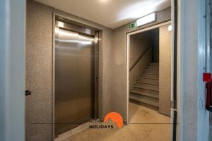 a elevator in a building with a stairway at #233 Fox Trail by Home Holidays in Páteo +46 photos