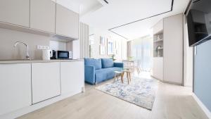 Kuchyňa alebo kuchynka v ubytovaní Prywatne Apartamenty Sun & Snow w Wave z basenem