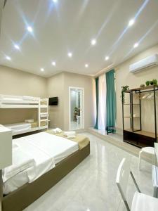 Un dormitorio grande con una cama grande y una mesa. en Royal Dream, en Nápoles