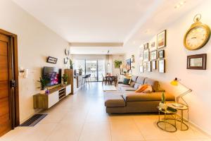 Χώρος καθιστικού στο Mediterranean Abode - Spacious Apartment in Swieqi