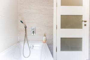 Ένα μπάνιο στο Mediterranean Abode - Spacious Apartment in Swieqi
