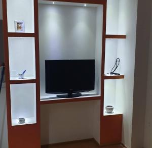 Ein Flachbildfernseher steht auf einem Regal. in der Unterkunft Nkolas in Foča