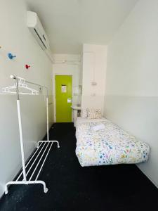 Postel nebo postele na pokoji v ubytování Central and Basic Universitat for YOUNG HOSTEL