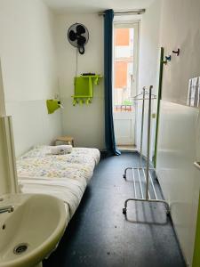 Postel nebo postele na pokoji v ubytování Central and Basic Universitat for YOUNG HOSTEL