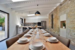 a long dining room with a long table and chairs at La Villa des Fontenelles - Proche de la mer in Carolles