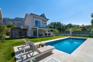 una villa con piscina e una casa di Villa Nergis by Villa Safiya a Göcek