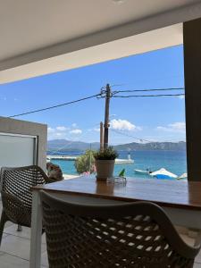 a table and chairs with a view of the ocean at Oasi Luxury Apartments in Gl&iacute;fa