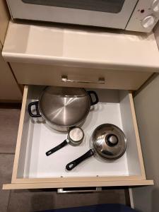 a pot and a frying pan in a drawer at Oasi Luxury Apartments in Gl&iacute;fa