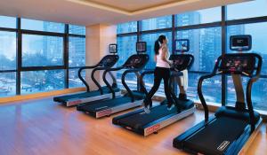 北京燕京饭店Yanjing Hotel的健身中心和/或健身设施