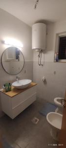 een badkamer met een wastafel en een toilet bij Posolica in Ražanac