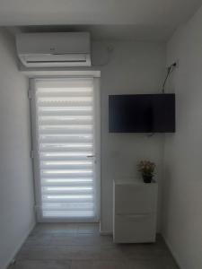 TV a/nebo společenská místnost v ubytování Vinko Apartment