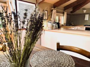 Kuchyň nebo kuchyňský kout v ubytování Garden Loft by Veneto Villa