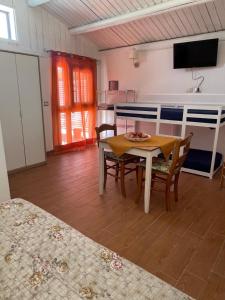a kitchen with a table and chairs in a room at Casa Zagara in Avola
