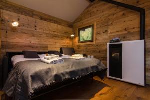 une chambre avec un lit avec des serviettes dessus dans l'établissement Mazot du Mont-Blanc - Happy Rentals, à Chamonix-Mont-Blanc