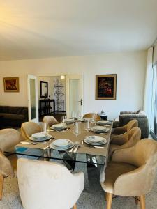 a dining room with a table and chairs at Appartement spacieux - BD Anfa in Casablanca
