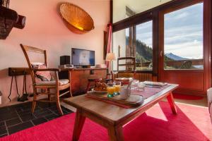 Una sala de estar con una mesa con bebidas encima. en Chalet Dava La Via ski in - ski out - Happy Rentals, en Chamonix-Mont-Blanc