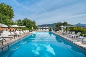 Bazén v ubytování Hotel Vis à Vis nebo v jeho okolí