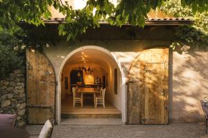 a dining room with an archway and a table at La Darbia in Ameno