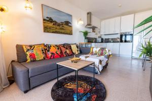 ein Wohnzimmer mit Sofa und Tisch in der Unterkunft Apartment Sabi Star Puerto Rico in Puerto Rico de Gran Canaria