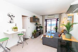 ein Wohnzimmer mit Sofa und Tisch in der Unterkunft Apartment Sabi Star Puerto Rico in Puerto Rico de Gran Canaria