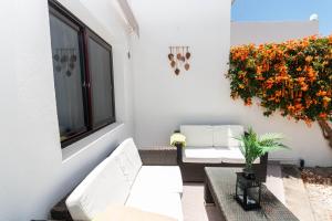 ein Wohnzimmer mit weißen Möbeln und einem Fenster in der Unterkunft Apartment Sabi Star Puerto Rico in Puerto Rico de Gran Canaria + 46 Fotos