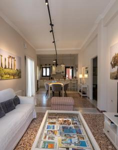 Posteľ alebo postele v izbe v ubytovaní Angelinas Quarters - Kalamata Mediterranean Villas