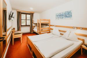 A bed or beds in a room at Hotel Kernwirt