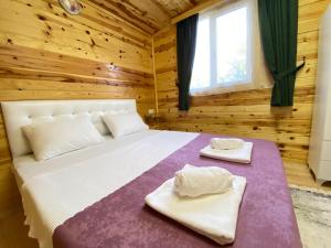 Cama ou camas em um quarto em Adrasan yeşim apart evleri