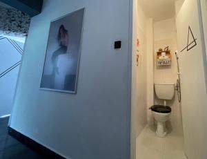 een badkamer met een toilet en een schilderij aan de muur bij Modern flat near downtown Plovdiv in Plovdiv +14 foto's