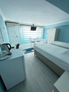 Ein Bett oder Betten in einem Zimmer der Unterkunft Fener Hotel Café & Kahvalti