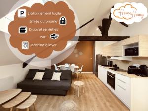 salon z czarną kanapą i kuchnią w obiekcie L'Ibiza - Home Homy w mieście Montluçon