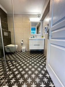 Ein Badezimmer in der Unterkunft Fener Hotel Café & Kahvalti