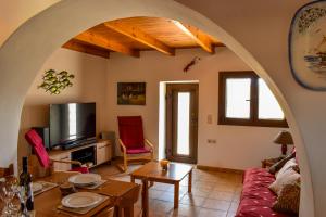 TV a/nebo společenská místnost v ubytování Mylonakis Home