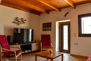 TV a/nebo společenská místnost v ubytování Mylonakis Home