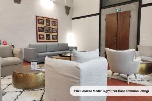 A seating area at Raffaello apartment with fireplace in Oltrarno