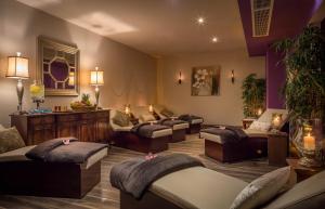 una stanza con un sacco di letti di Kilronan Castle Hotel & Spa a Ballyfarnon Altre 26 foto