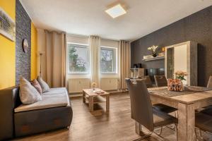 a living room with a table and a couch at Ferienwohnung Deluxe in Radeberg