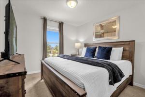 Postel nebo postele na pokoji v ubytování 5 Bedrooms 4 Bathrooms Solterra 4618 Td + 32 fotografií