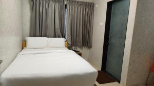 Letto o letti in una camera di Arasan Residency