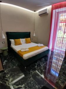 Postel nebo postele na pokoji v ubytování LUCIGNOLOROOM stazione centrale Napoli